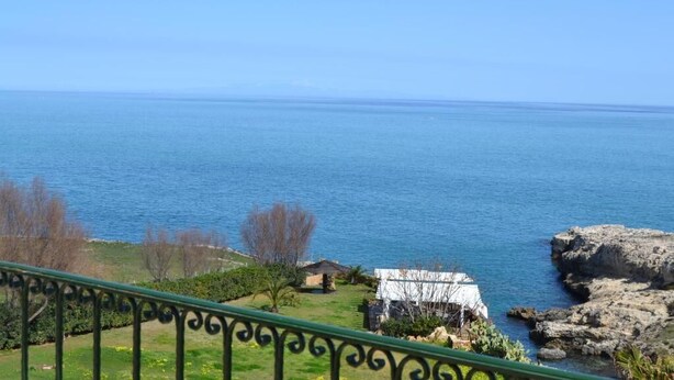 A coastal view with a clear sky, a rocky shoreline, and a small building with a white roof. - Casa al Mare, Villa Bella (Augusta)