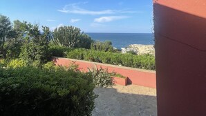 A view of a coastal landscape with a clear sky, a sandy beach, and lush greenery. - Casa al Mare, Villa Bella (Augusta)