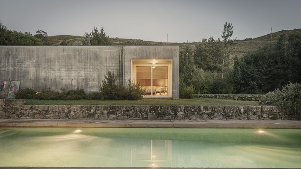 A modern house with a swimming pool, a stone wall, and a grassy area. - Large Holiday House in the Alto Minho- Vila nova de Cerveira - Max. 17 people (Vila Nova de Cerveira)