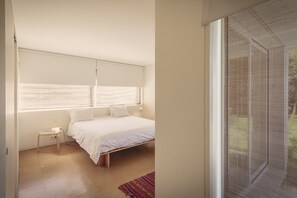 4 bedrooms, desk, soundproofing, iron/ironing board