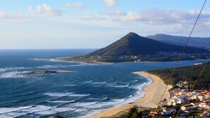A coastal town with a beach, a mountain, and a view of the sea. - Large Holiday House in the Alto Minho- Vila nova de Cerveira - Max. 17 people (Vila Nova de Cerveira)