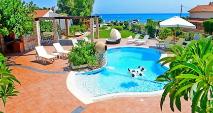 Rannalla sijaitseva huvila yksityisellä uima-altaalla Pefkosissa, Lindos, Rodos. "Villa Angelina".