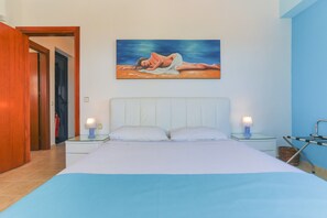 4 chambres, coffre-fort, bureau, fer et planche à repasser