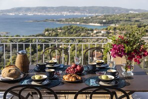 Outdoor dining - Villa Kallisti - A small paradise with the most magnificent view (Aghios Emilianos)