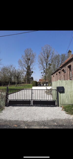 المنطقة المحيطة بالمنشأة