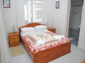 3 bedrooms, in-room safe, iron/ironing board, travel crib - Villa Rental in Paphos with panoramic sea views,private pool,hot tub,wifi,UK tv (Paphos)
