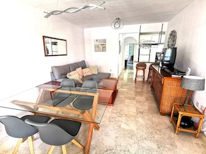 TV, books - Beautiful apartment with private pool, wifi, tv, close to all amenities (Orihuela Costa)