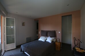 2 habitaciones, tabla de planchar con plancha y cuna de viaje