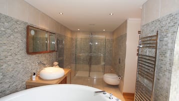 Bathtub, jetted bath, rainfall showerhead, hair dryer