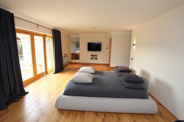 6 bedrooms, desk, iron/ironing board, free WiFi