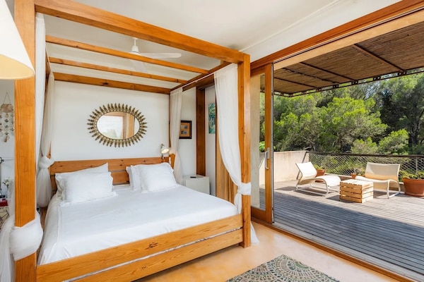 2 soverom, skrivebord, strykejern/-brett og reiseseng for barn