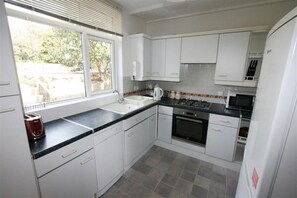 Kjøleskap, mikrobølgeovn, ovn og oppvaskmaskin