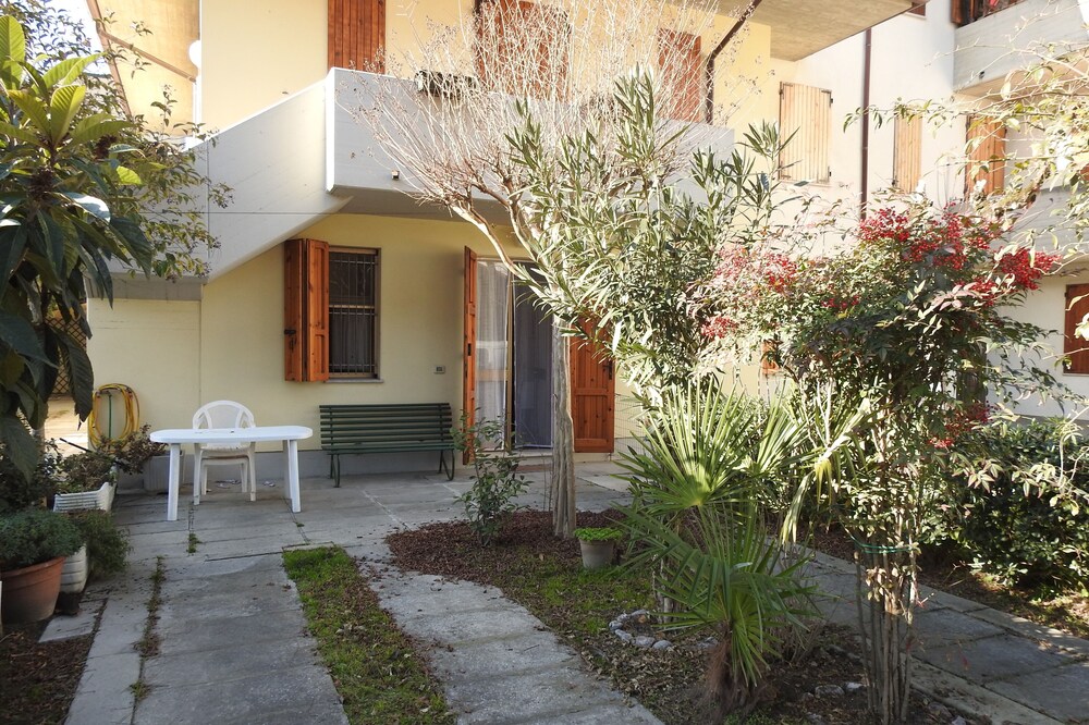 Walk to the beach! 5 bed apartment, ground floor with parking space.