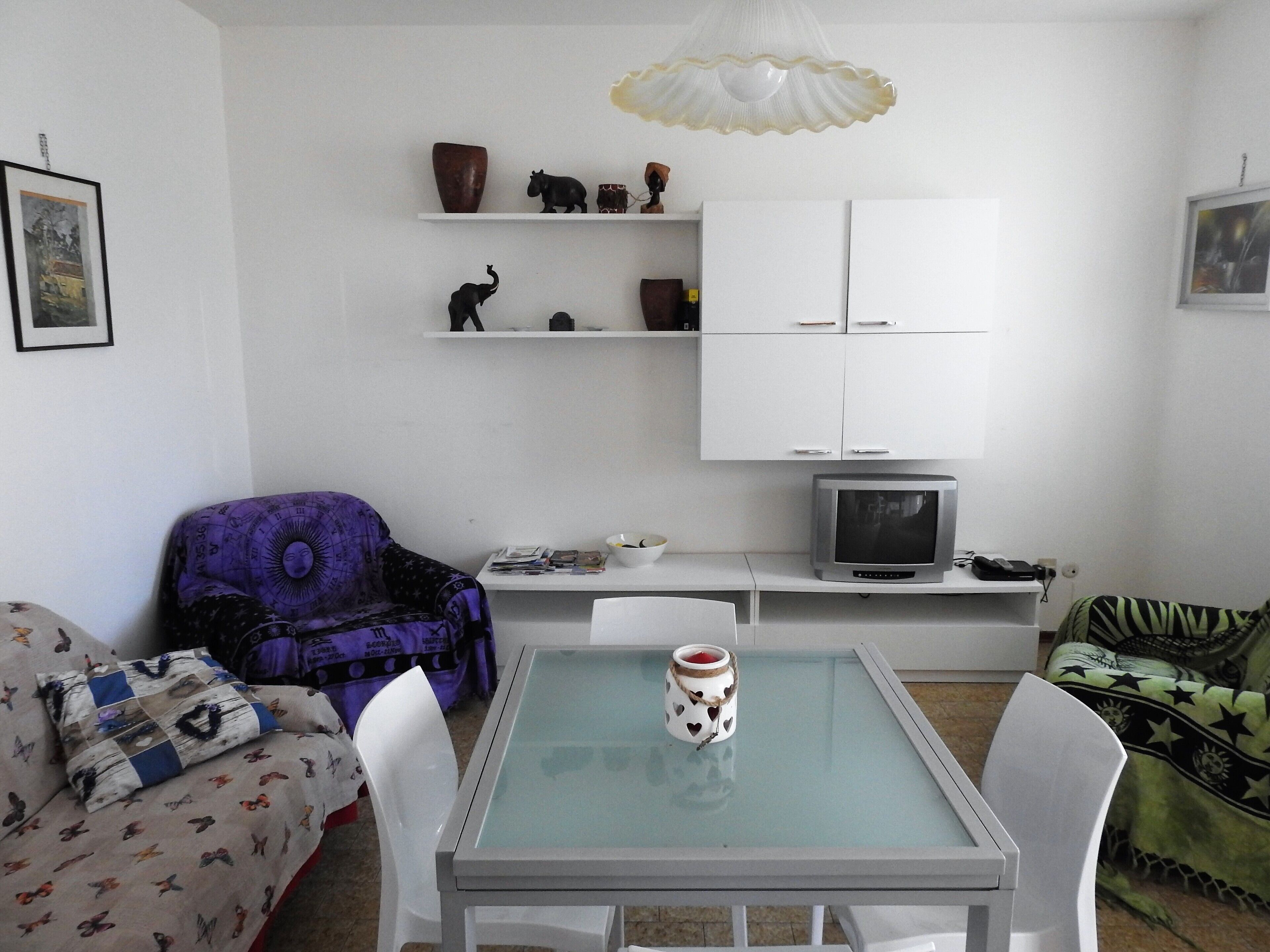 Walk to the beach! 5 bed apartment, ground floor with parking space.