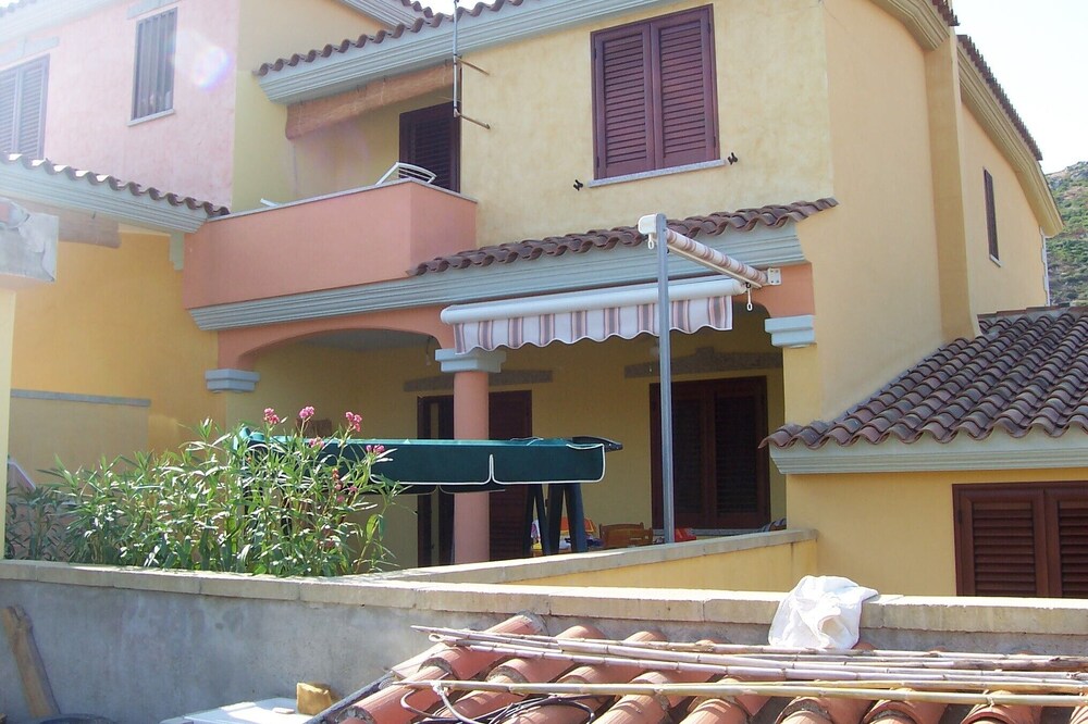 Beautiful house with entrance and large terrace, close to the Sardinian sea