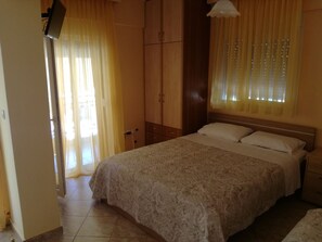 Iron/ironing board, WiFi, bed sheets