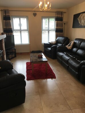 Flat-screen TV, fireplace, DVD player, books