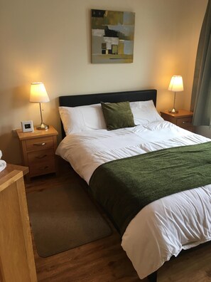 3 habitaciones, tabla de planchar con plancha y cuna de viaje 