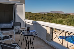 Property grounds - Villa in Almyrida with Private pool, Sea & Mountain Views - free wifi & air con (Vamos)