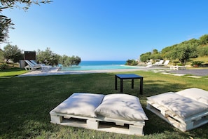 Outdoor pool, an infinity pool - Large property, 2 Modern Villas, PRIVATE POOL, Golf Practice, Sea View, WIFI (Campofelice Di Roccella)