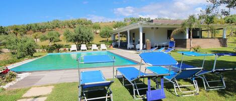 Piscine extérieure, piscine à débordement