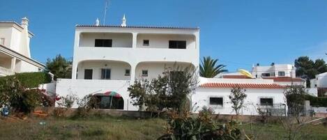 Parte Tras da casa onde se localiza Apartamento