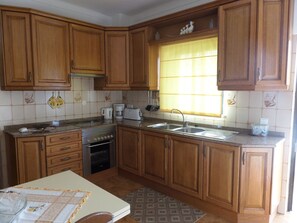 Fridge, microwave, oven, stovetop - Apartment T1 (A) on the beach for holidays (Praia do Carvoeiro)