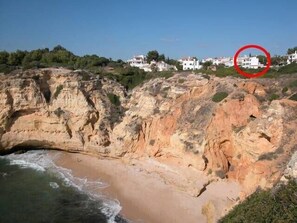 Beach nearby, sun-loungers - Apartment T1 (A) on the beach for holidays (Praia do Carvoeiro)