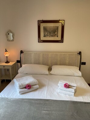 3 bedrooms, iron/ironing board, travel crib, free WiFi - Spectacular view with pool  (Gardone Riviera)