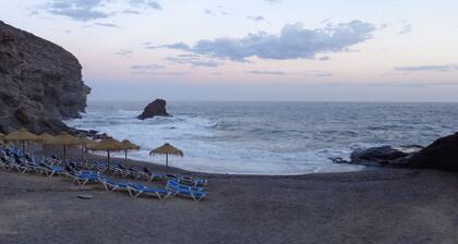 2 bed 2 bath villa with free unlimited WiFi-Air Conditioned-BBQ-Rooftop Solarium