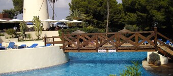 Free unlimited WiFi-Air Conditioned-BBQ-Rooftop Solarium-2 Bed 2 Bath Villa