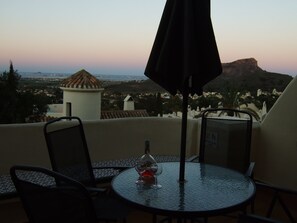 Outdoor dining - 2 bed 2 bath villa with free unlimited WiFi-Air Conditioned-BBQ-Rooftop Solarium (Atamaría)