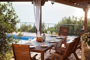 Outdoor dining - Villa Oliva - exclusive gateway, luxurious serenity, stunning views, heated pool (Podgora)