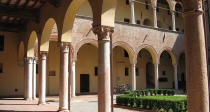 Beautiful and spacious apartment, with garage, in an ancient building in the city center.