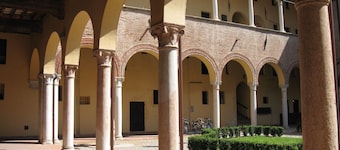 Beautiful and spacious apartment, with garage, in an ancient building in the city center.