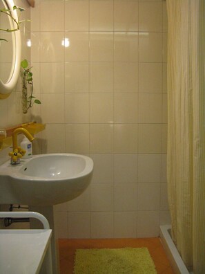 Bathtub, hair dryer, bidet, towels - Beautiful and spacious apartment, with garage, in an ancient building in the city center.  (Ferrara)