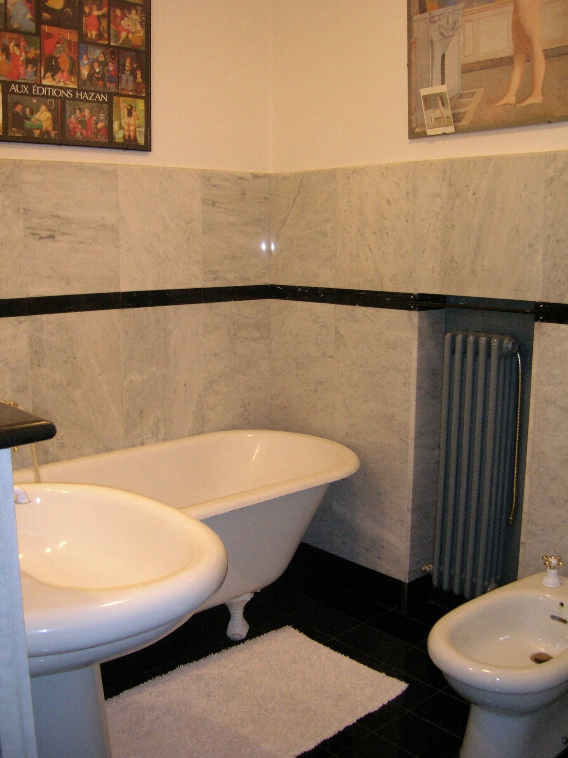 Baignoire, sèche-cheveux, bidet, serviettes fournies