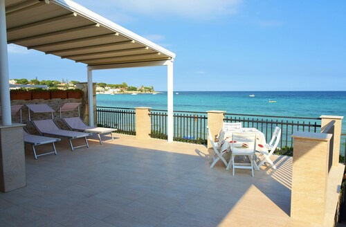 Beach house/villa in Fontane Bianche, Syracuse, directly by the sea with Jacuzzi