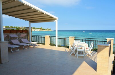 Beach house/villa in Fontane Bianche, Syracuse, directly by the sea with Jacuzzi