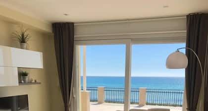 Strandhaus/Villa in Fontane Bianche, Syracusa, direkt am Meer mit Jacuzzi.