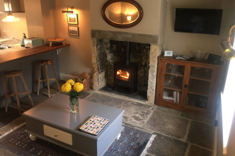 Charming, recently renovated, cosy cottage for two in Wetherby