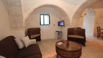 Smart TV, fireplace, DVD player, ping pong