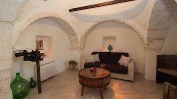 Smart TV, fireplace, DVD player, ping pong