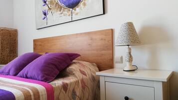 1 slaapkamer, een strijkplank/strijkijzer, gratis wifi, beddengoed