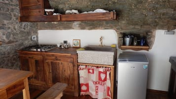 Frigorífico, microondas, horno y placa de cocina