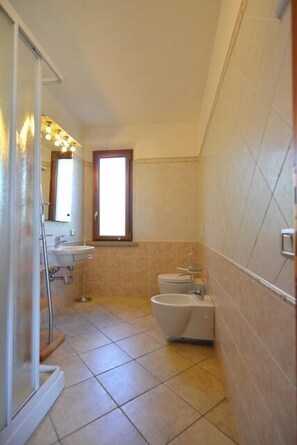 Een douche, een haardroger, een bidet, handdoeken
