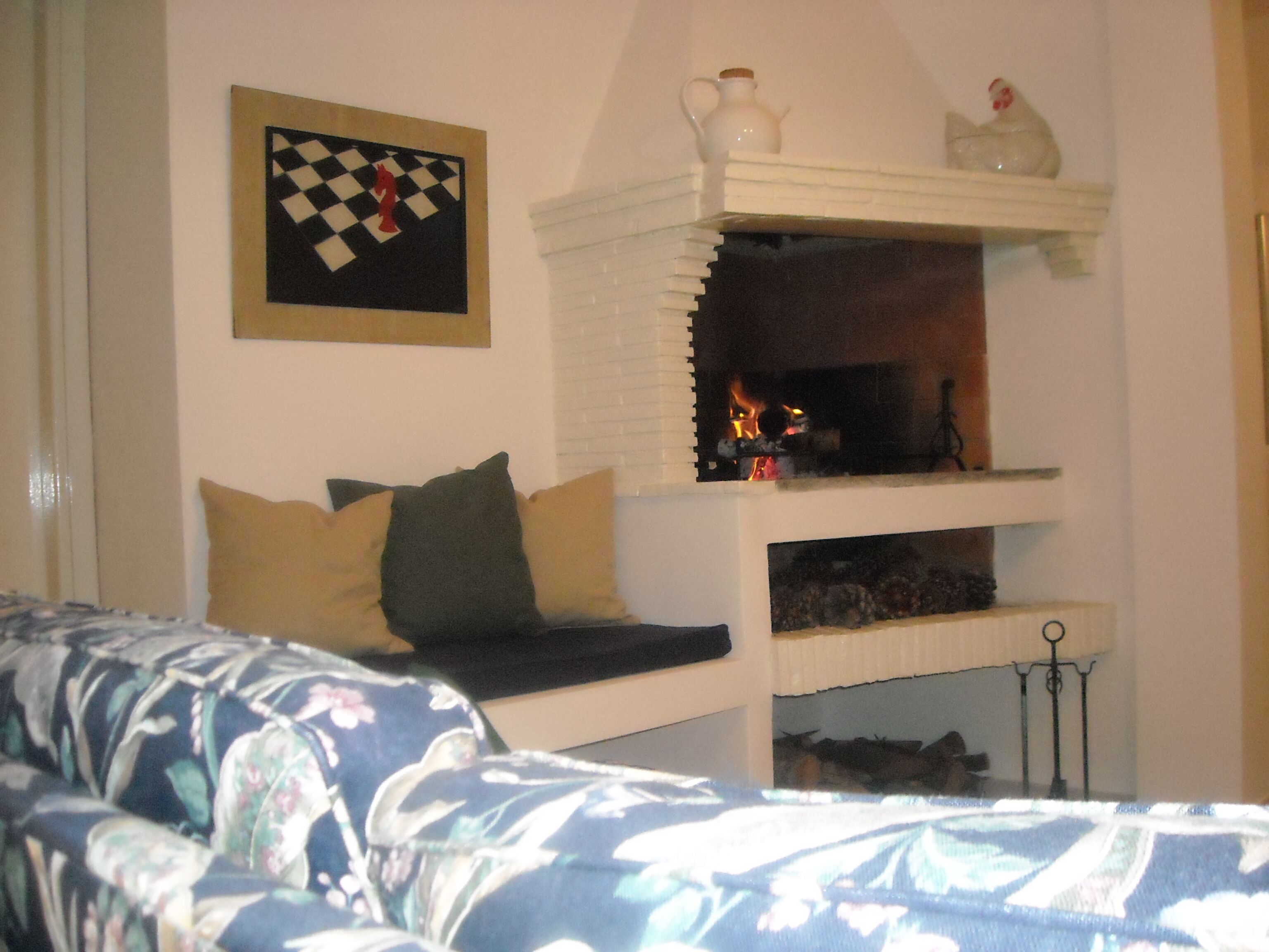 Vista sui tetti del borgo antico e gli ulivi di Maremma tra lago,mare,terme.WIFI