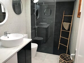 Dusche, Haartrockner, Handtücher