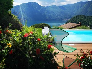 Piscine extérieure, piscine chauffée, chaises longues