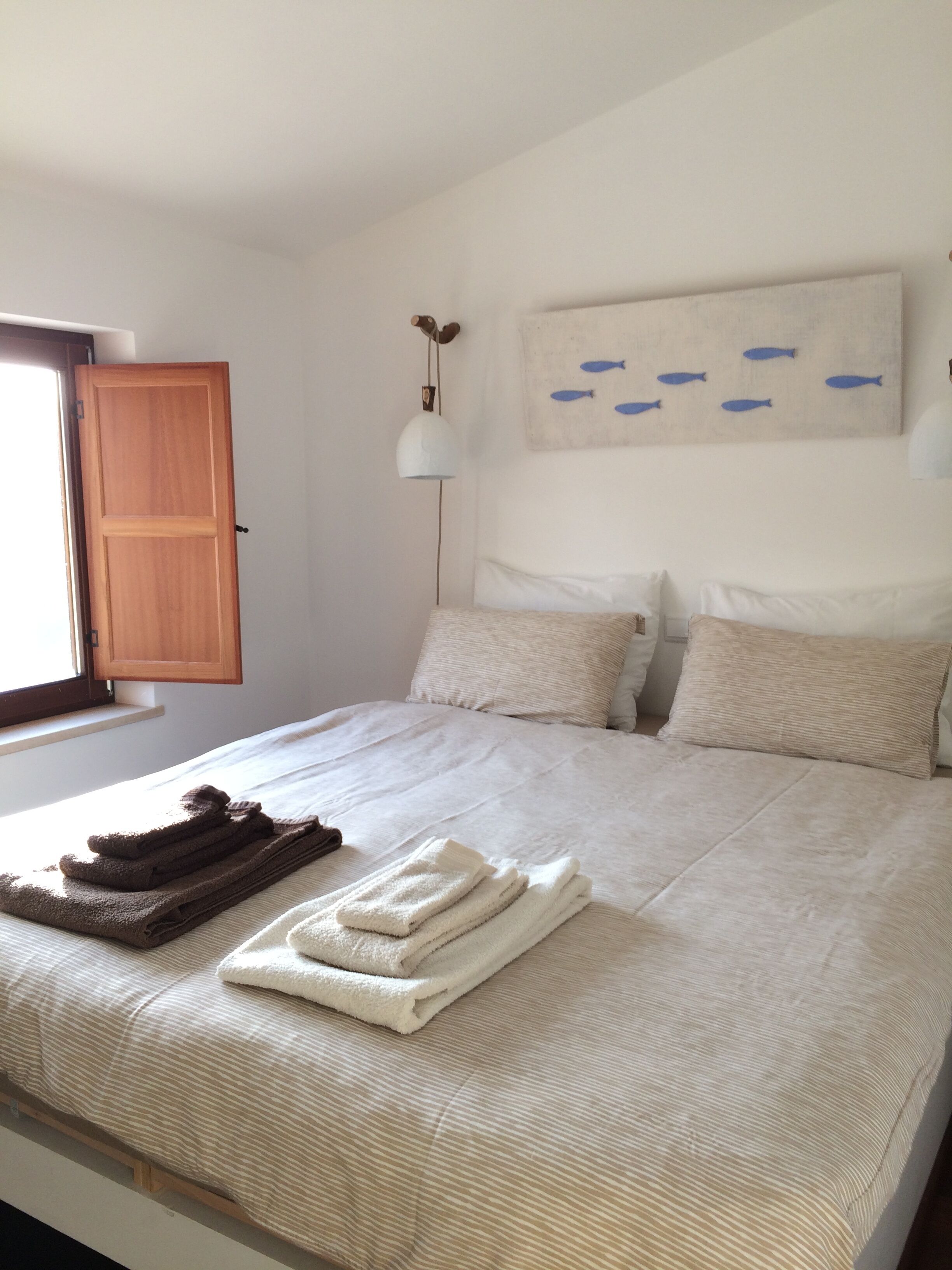 2 quartos, ferros/tábuas de passar roupa, berço de viagem